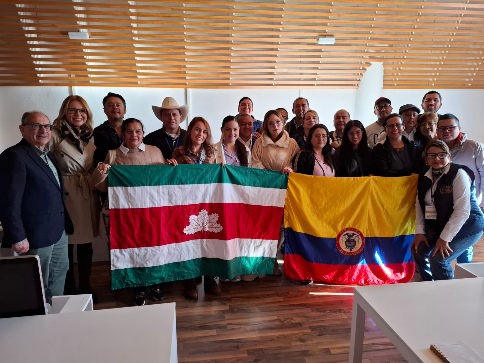 En su penúltima jornada en Córdoba, los participantes provenientes de Colombia pertenecientes al II Programa de Líderes Sociales conocen un sector del mueble, emblemático de la provincia y extendido en diferentes partes del país latinoamericano