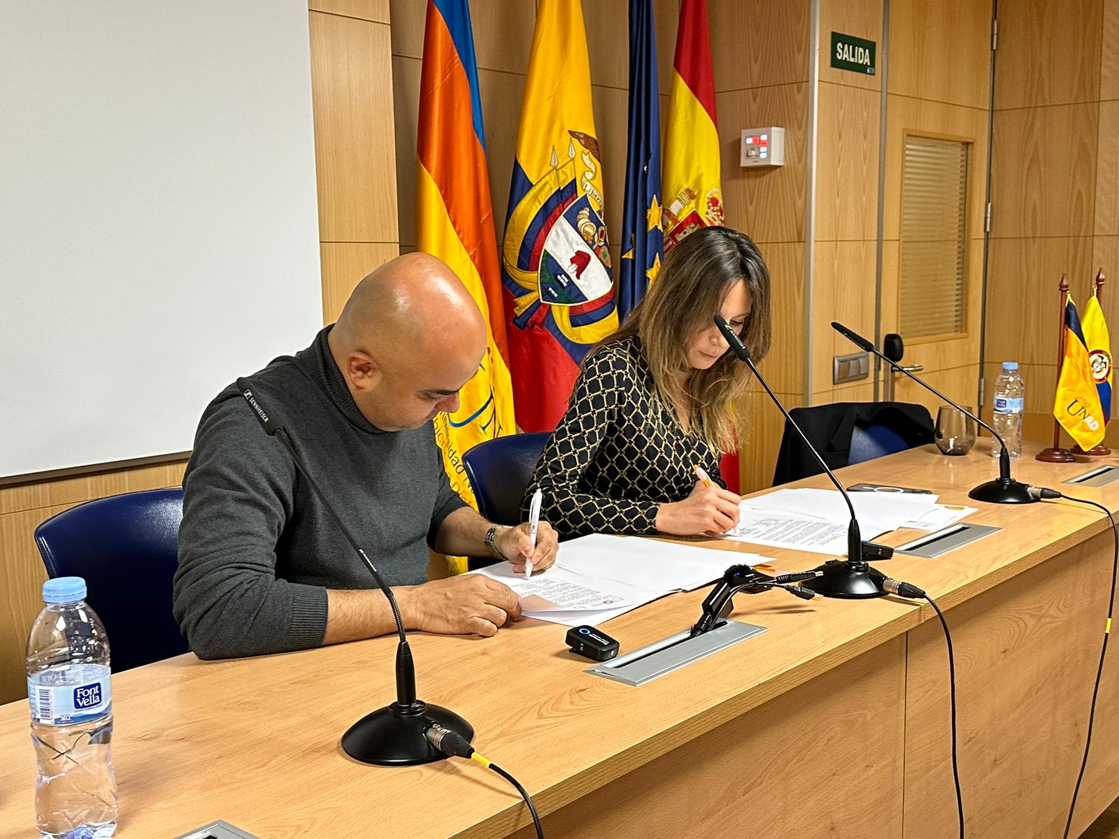  AESCO Y LA UNIVERSIDAD NACIONAL ABIERTA Y A DISTANCIA DE COLOMBIA EN LA UNIÓN EUROPEA FIRMAN UN CONVENIO DE COLABORACIÓN PARA LA FORMACIÓN DE LA POBLACIÓN INMIGRANTE EN ESPAÑA
